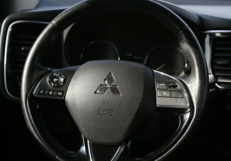 Подержанный автомобиль Mitsubishi Outlander 2018 года (16 фото)
