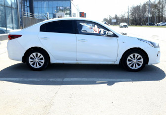 Подержанный автомобиль Kia Rio Sedan 2018 года (7 фото)