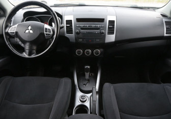 Подержанный автомобиль Mitsubishi Outlander 2008 года (12 фото)