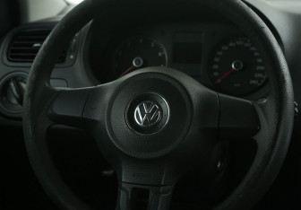 Подержанный автомобиль Volkswagen Polo Sedan 2013 года (16 фото)