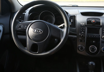 Подержанный автомобиль Kia Cerato Sedan 2010 года (14 фото)