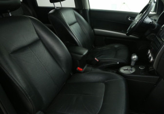 Подержанный автомобиль Nissan X-Trail 2010 года (10 фото)