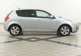 Подержанный автомобиль Kia Ceed Hatchback 2009 года (5 фото)