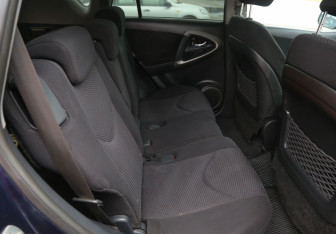 Подержанный автомобиль Toyota RAV4 2007 года (11 фото)