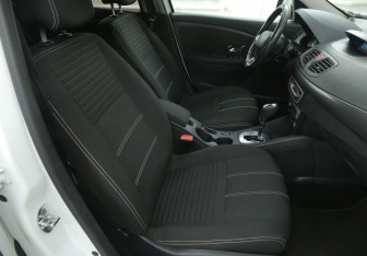 Подержанный автомобиль Renault Fluence 2015 года (10 фото)