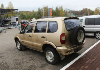 Подержанный автомобиль Chevrolet Niva 2006 года (5 фото)