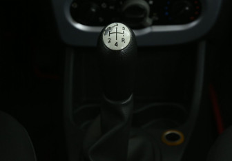 Подержанный автомобиль Renault Sandero 2011 года (15 фото)