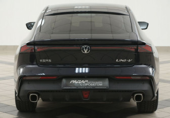 Подержанный автомобиль Changan UNI-V 2023 года (3 фото)