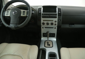 Подержанный автомобиль Nissan Pathfinder 2008 года (12 фото)
