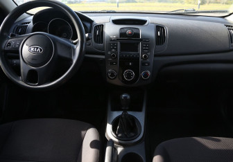 Подержанный автомобиль Kia Cerato Sedan 2010 года (12 фото)