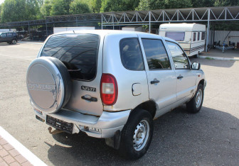 Подержанный автомобиль Chevrolet Niva 2004 года (7 фото)