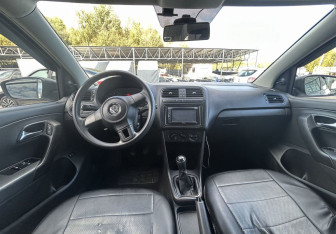 Подержанный автомобиль Volkswagen Polo Sedan 2013 года (13 фото)