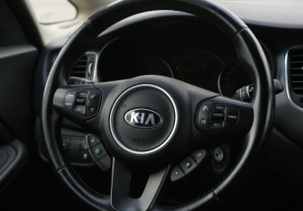 Подержанный автомобиль Kia Carens 2016 года (16 фото)