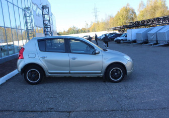 Подержанный автомобиль Renault Sandero 2011 года (8 фото)