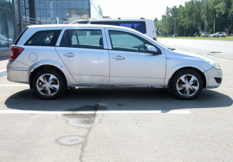 Подержанный автомобиль Opel Astra Wagon 2009 года (7 фото)