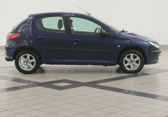 Подержанный автомобиль Peugeot 206 Hatchback 2004 года (5 фото)