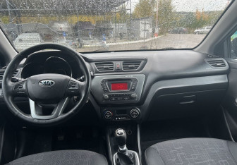 Подержанный автомобиль Kia Rio Sedan 2013 года (13 фото)