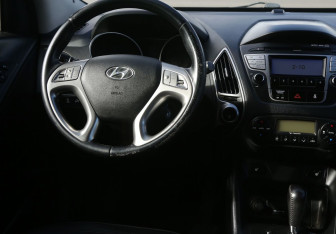 Подержанный автомобиль Hyundai ix35 2010 года (14 фото)