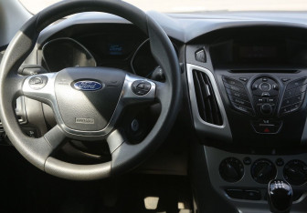 Подержанный автомобиль Ford Focus Sedan 2011 года (14 фото)