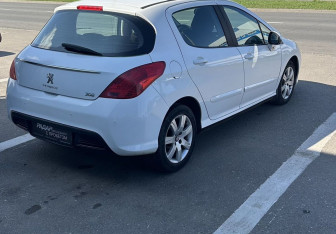 Подержанный автомобиль Peugeot 308 Hatchback 2011 года (4 фото)