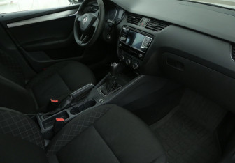 Подержанный автомобиль Skoda Octavia Liftback 2018 года (9 фото)