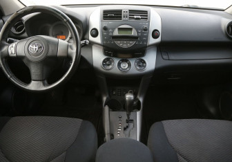 Подержанный автомобиль Toyota RAV4 2006 года (12 фото)