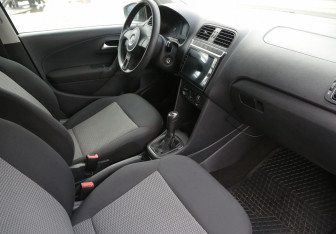 Подержанный автомобиль Volkswagen Polo Hatchback 2010 года (9 фото)