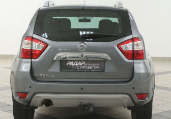 Подержанный автомобиль Nissan Terrano 2015 года (3 фото)