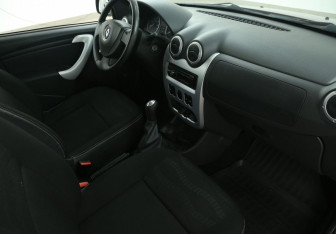 Подержанный автомобиль Renault Sandero 2013 года (9 фото)