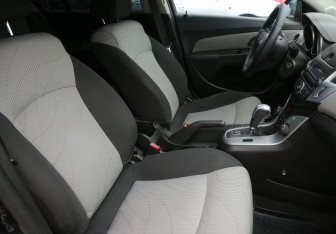 Подержанный автомобиль Chevrolet Cruze Hatchback 2013 года (10 фото)