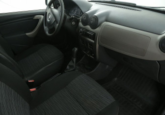 Подержанный автомобиль Renault Sandero 2013 года (9 фото)