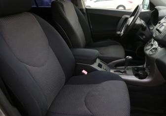 Подержанный автомобиль Toyota RAV4 2006 года (10 фото)