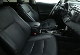 Подержанный автомобиль Toyota RAV4 2017 года (9 фото)