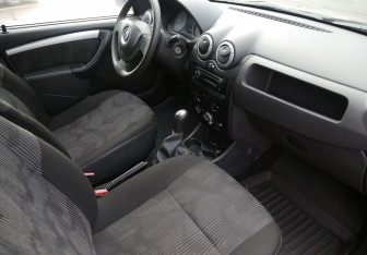 Подержанный автомобиль Renault Sandero 2010 года (9 фото)