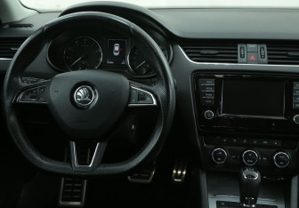 Подержанный автомобиль Skoda Octavia Liftback 2016 года (14 фото)