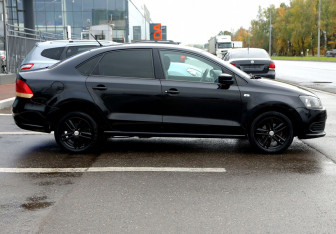 Подержанный автомобиль Volkswagen Polo Sedan 2014 года (7 фото)