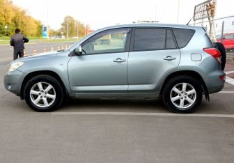 Подержанный автомобиль Toyota RAV4 2006 года (8 фото)