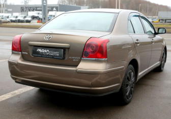 Подержанный автомобиль Toyota Avensis Sedan 2004 года (6 фото)