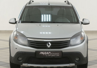 Подержанный автомобиль Renault Sandero 2014 года (6 фото)