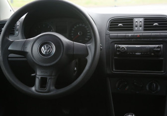 Подержанный автомобиль Volkswagen Polo Sedan 2011 года (14 фото)