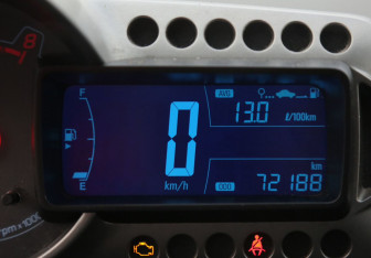 Подержанный автомобиль Chevrolet Aveo Sedan 2013 года (17 фото)