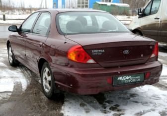 Подержанный автомобиль Kia Spectra Sedan 2006 года (4 фото)