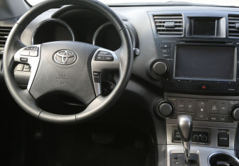 Подержанный автомобиль Toyota Highlander 2012 года (14 фото)