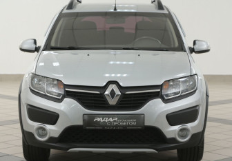 Подержанный автомобиль Renault Sandero 2016 года (6 фото)