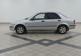 Подержанный автомобиль Mazda 323 Sedan 1999 года (4 фото)