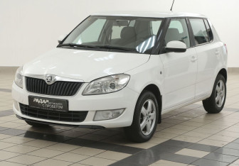 Подержанный автомобиль Skoda Fabia Hatchback 2014 года (8 фото)