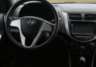 Подержанный автомобиль Hyundai Solaris Sedan 2011 года (14 фото)