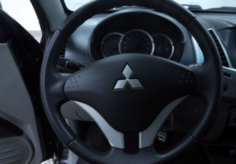 Подержанный автомобиль Mitsubishi L200 2012 года (10 фото)