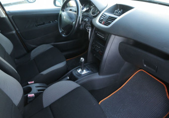 Подержанный автомобиль Peugeot 207 Hatchback 2008 года (9 фото)
