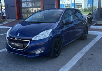 Подержанный автомобиль Peugeot 208 2013 года (9 фото)